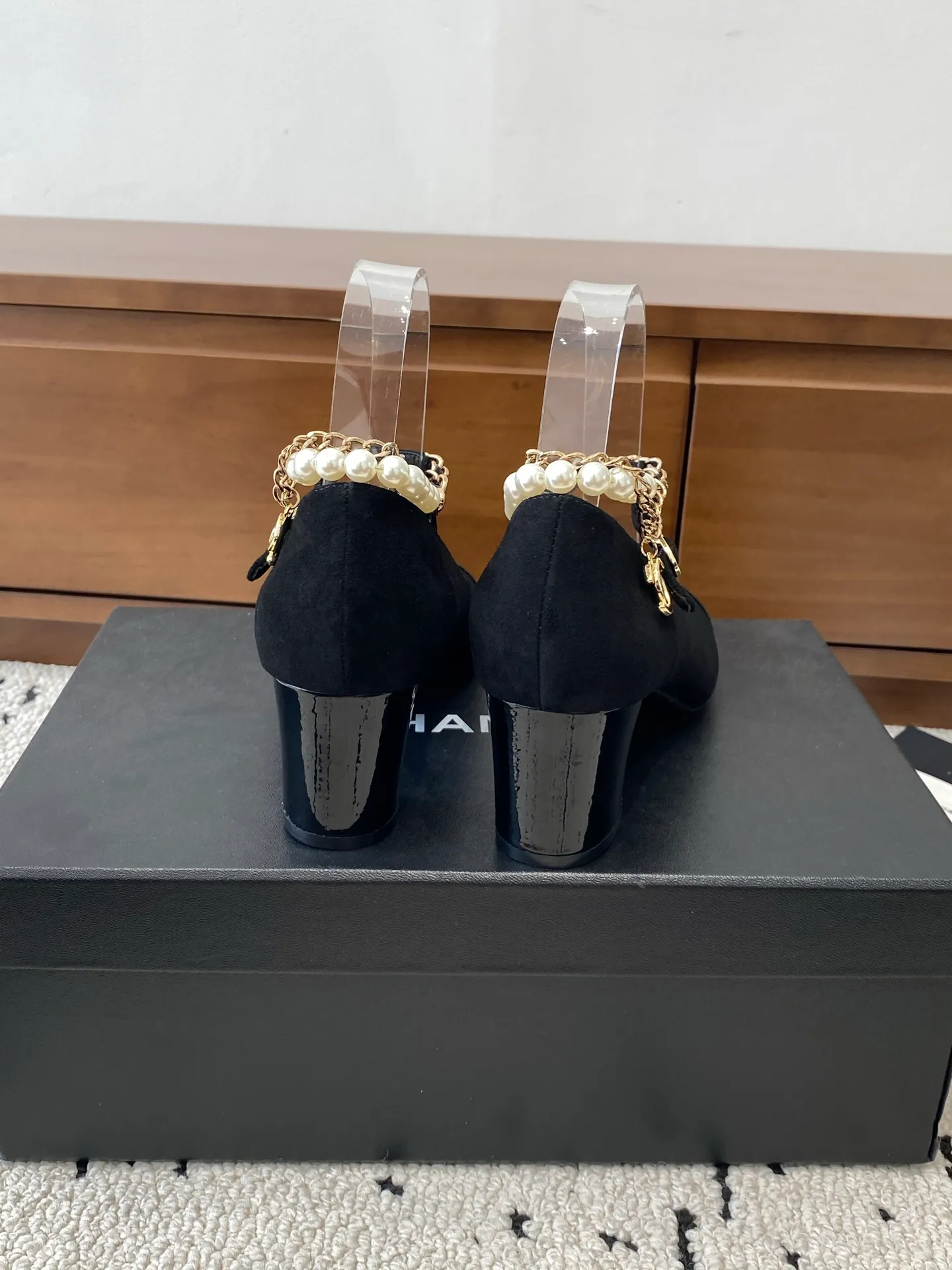 👟👟Ex-factory price 600👟👟 High version 🍀CHANEL2025 new autumn and winter model, Mary Jane leather surface Chanel Xiaoxiang C home flat classic metal chain shoes Comfortable Mary Jane shoes Catwalk haute couture customization, simple yet sweet and playful Solid color fabric is refreshing and easy to put on Buckle design shoes are more heeling Upper: Customized sheepskin Inner foot pad: sheepskin Sole: Italian genuine leather sole Size: 35-40 (40 customized, non-refundable) 👉 👉 Buy now👉 Buy now👉 Buy now👉